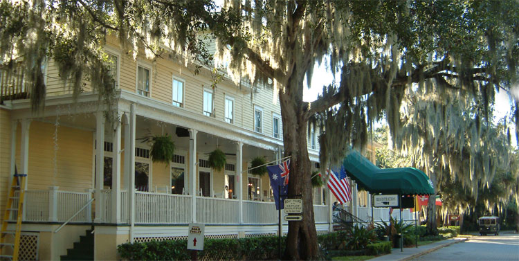 Lakeside Inn front view